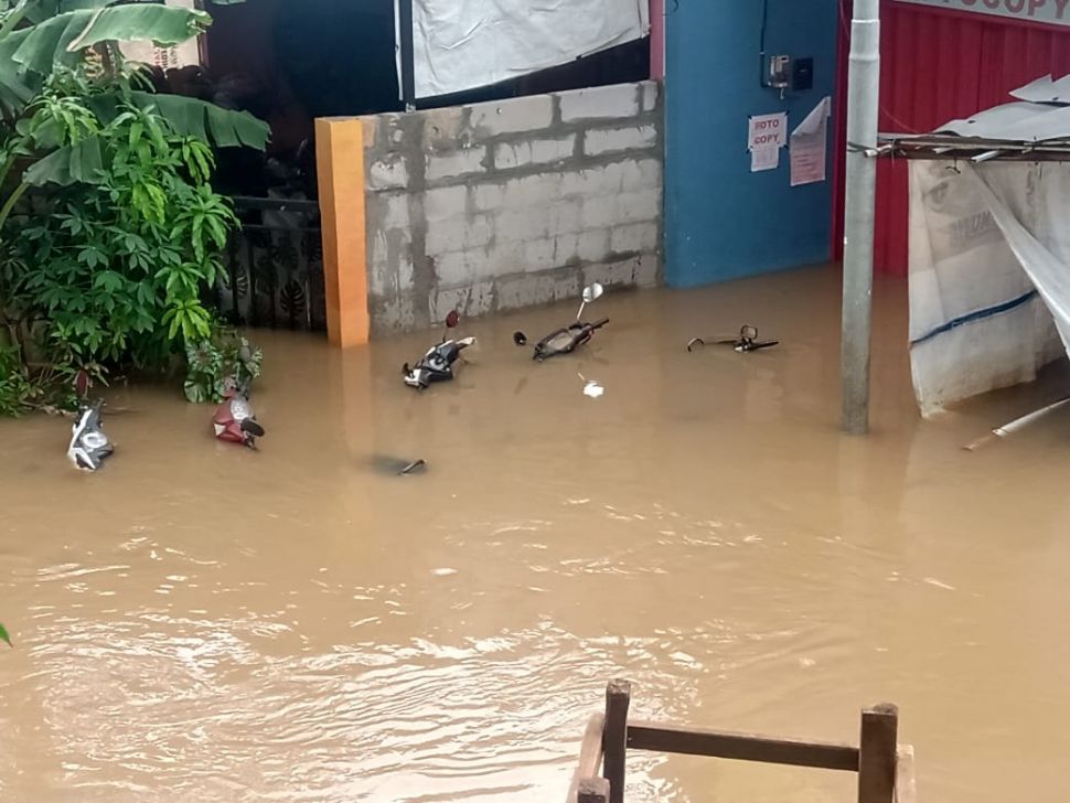 Kawasan Cipinang Melayu, Jakarta Timur menjadi kawasan terparah terdampak banjir DKI Jakarta, Rabu (1/1/2020). Bahkan, ketinggian air mencapai atap rumah. [Suara.com/Yosea Arga Pramudita]