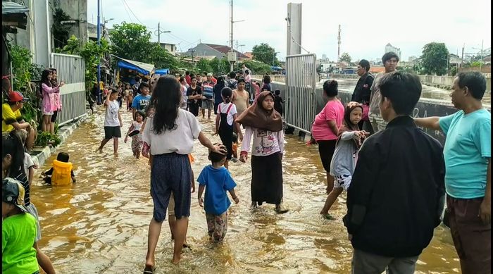 Banjir di RT8/RW3 Kampung Pulo, Kelurahan Kampung Melayu, Kecamatan Jatinegara, Jakarta Timur. [Suara.com/Muhammad Yasir]