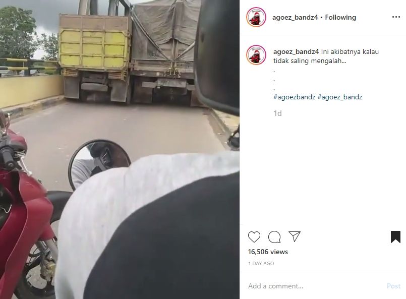 Viral truk tersangkut di jembatan. (Instagram)