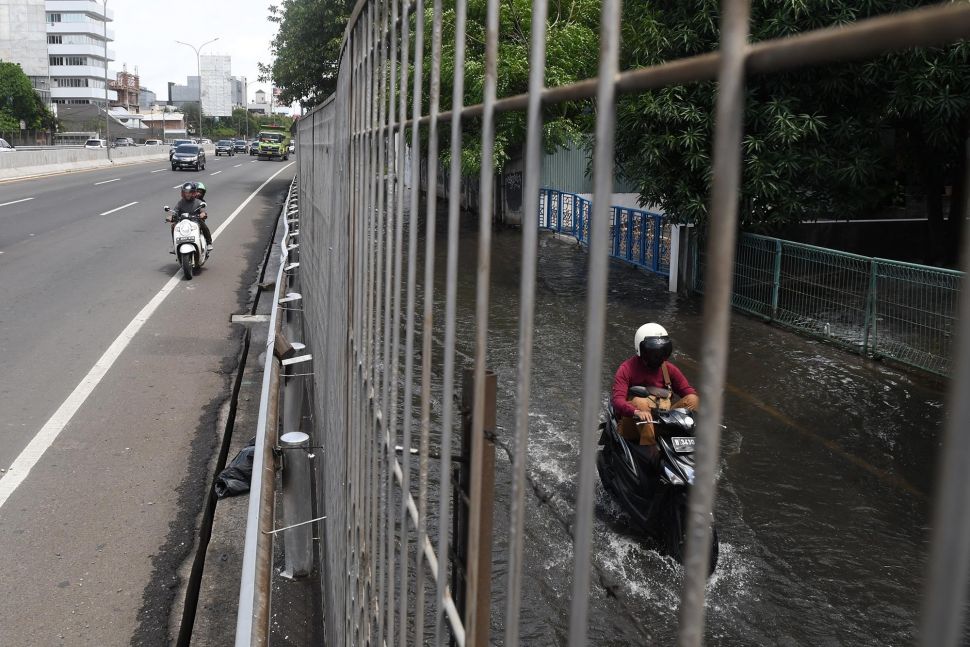  Sepeda  Motor  Melintas di  Jalan  Tol  Bagian 3