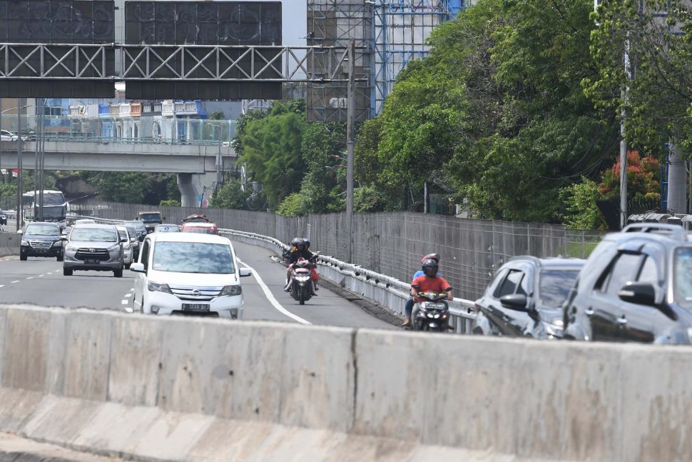  Sepeda  Motor  Melintas di  Jalan  Tol  Bagian 4