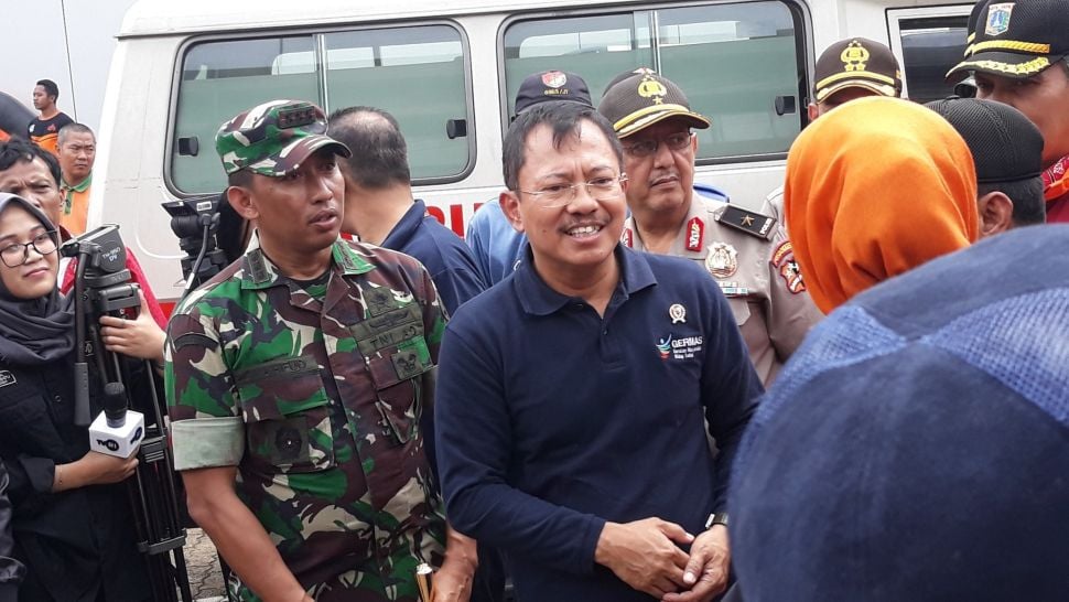 Menkes Terawan saat meninjau posko pengungsian korban banjir Cipinang Melayu di Universitas Borobudur, Jakarta Timur, Kamis (2/01/2020). (Suara.com/Novian)