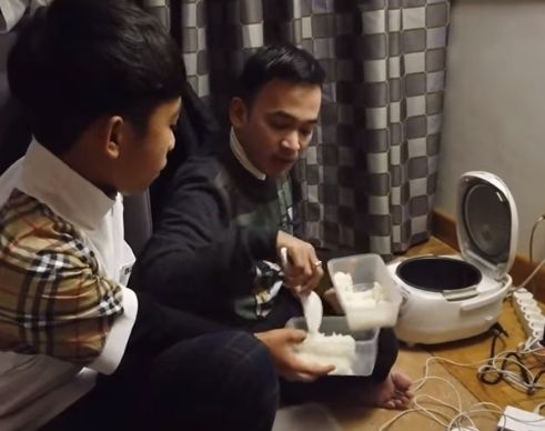 Liburan ke Italia, Ruben Onsu bawa rice cooker. (YouTube/The Onsu Family)