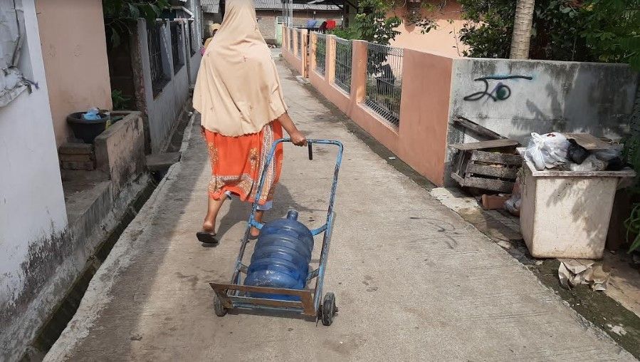 Warga Tambun Bekasi mengangkut air bersih dengan galon. (Suara.com/Dini Afrianti Efendi)