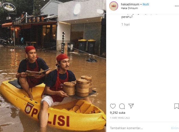  Viral, Foto Pelayan Restoran Bawa Dimsum Naik Perahu Saat Banjir. (Instagram/@hakadimsum)