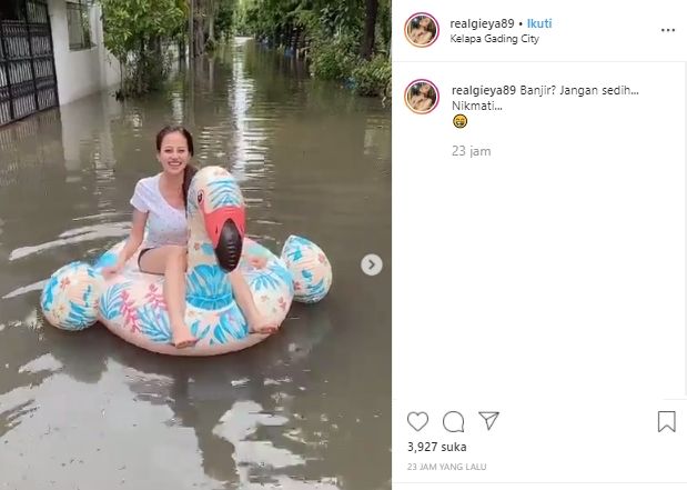 Model cantik nikmati banjir naik bebek karet. (Instagram/@realgieya89)