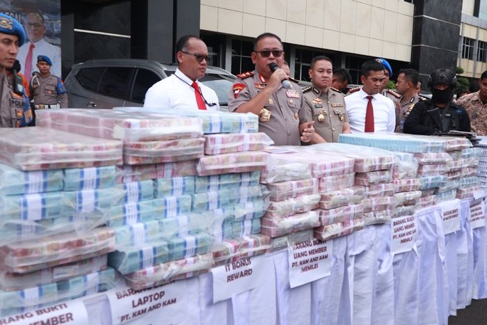 Direktorat Reserse Kriminal Khusus Polda Jawa Timur mengungkap kasus investasi ilegal dengan omzet miliaran rupiah. Dalam kurun waktu delapan bulan, keuntungan yang didapat dari korban mencapai Rp 750 miliar. [Suara.com/Achmad Ali]