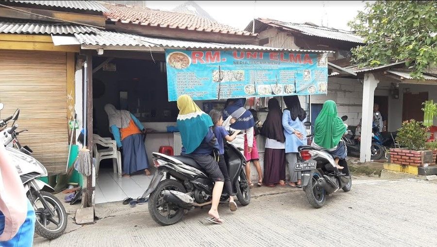 Warung Nasi Laris Diserbu Warga Korban Banjir di Tambun Bekasi. (Suara.com/Dini Afrianti Efendi)