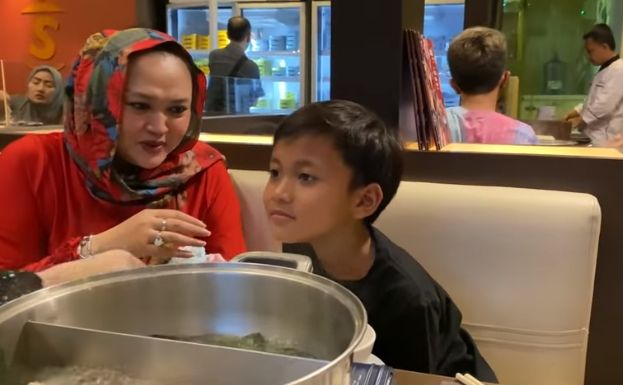 Kenangan momen kulineran Lina bersama anak-anak d saat Hari Ibu. (YouTube/Putri Delina)