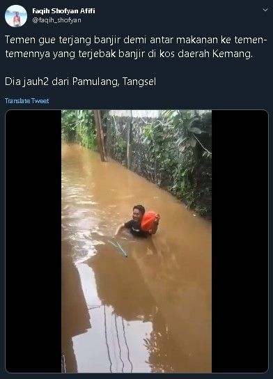 Pemuda Tangerang terobos banjir untuk antar makanan ke teman. (Twitter/@faqih_shofyan)