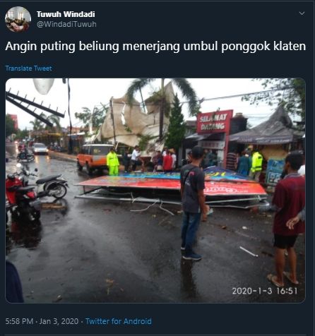 Puting beliung terjang Umpul Ponggok di Klaten. (Twitter/@WindandiTuwuh)