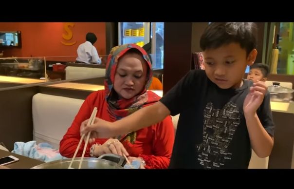 Kenangan momen kulineran Lina bersama anak-anak d saat Hari Ibu. (YouTube/Putri Delina)