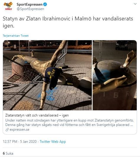 Patung Ibrahimovic dirobohkan. (Twitter/@SportExpressen).