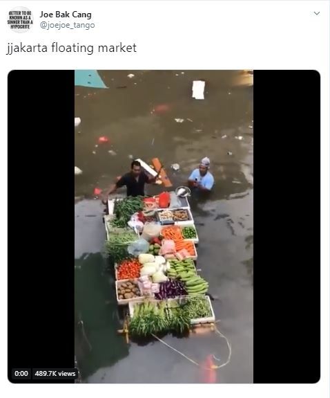 Floating market di tengah banjir Jakarta (twitter.com/joejoe_tango)