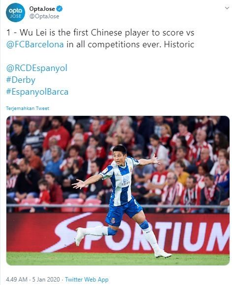 Wu Lei menjadi pemain China pertama yang menjebol gawang Barcelona. (Twitter/@optajose).