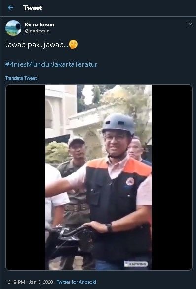 Gubernur DKI Jakarta Anies Baswedan temui korban banjir. (Twitter/@narkosun)