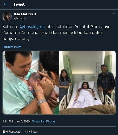 Ahok peluk bayinya yang baru lahir. (Twitter/@imadya)