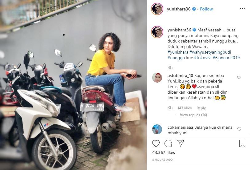 Yuni Shara duduk di atas motor orang.[Instagram/YuniShara36]