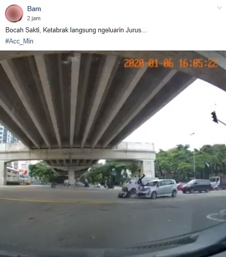 Viral pemotor peragakan jurus bela diri usai tabrak mobil. (Facebook/Bam)