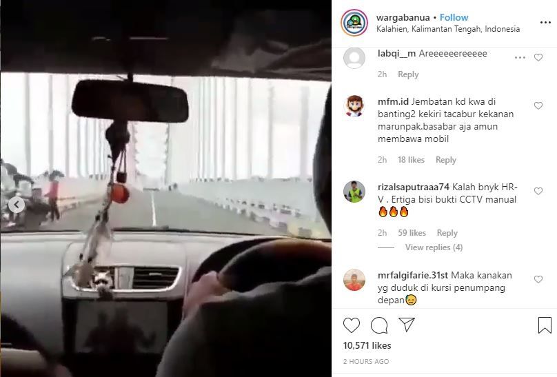 Penumpang rekam detik-detik kecelakaan adu banteng di Kalimantan.[Instagram/wargabanua]