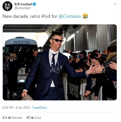 Cristiano Ronaldo kenakan iPod jadul. (Twitter/@brfootball).