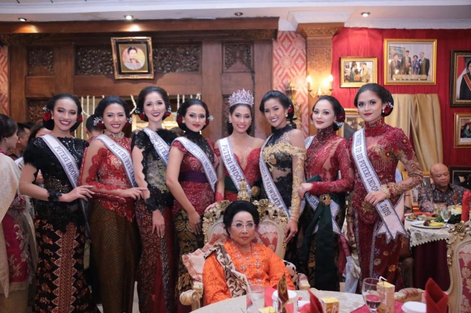 Mooryati Soedibyo bersama finalis Puteri Indonesia di ultahnya yang ke-92. [dokumentasi pribadi]