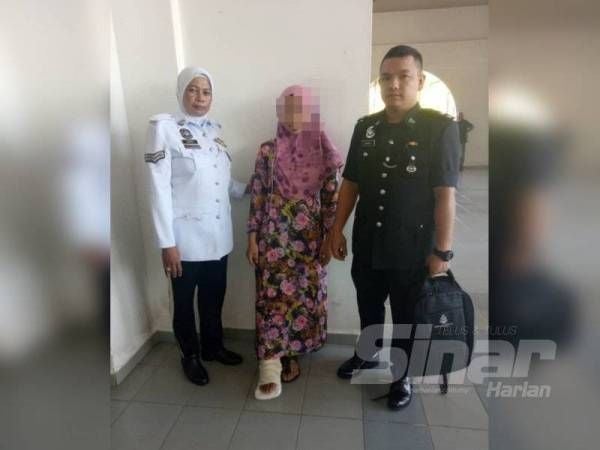 Kendarai motor ala superman, wanita ini diamankan polisi (dok. Sinar Harian)