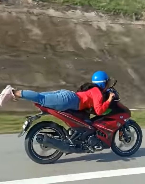 Kendarai motor ala superman, wanita ini diamankan polisi (ist)