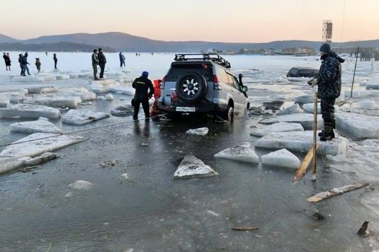 Insiden mobil tenggelam di Rusia. (autoevolution.com)