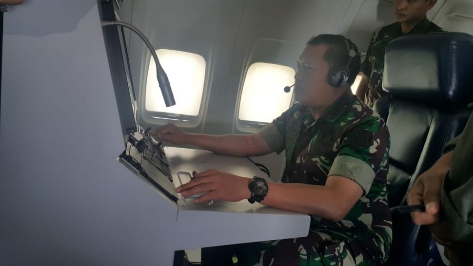 Panglima Komando Gabungan Wilayah Pertahanan I Laksdya TNI Yudo Margono saat patroli udara di atas perairan Laut Natuna, Sabtu (11/1/2020). [Puspen TNI]