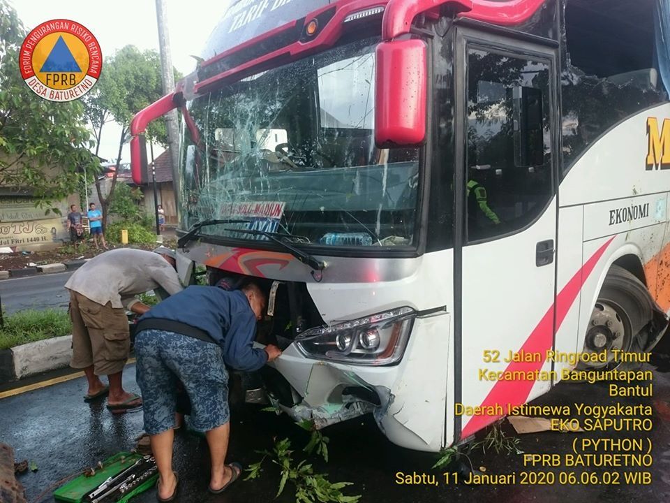 Kecelakaan Bus MIra di Jalan Ringroad Timur, Bantul - (Facebook/Fprb Baturetno)