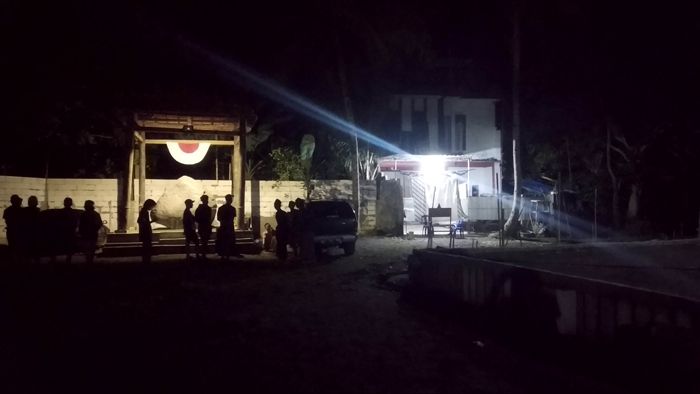 Sejumlah warga berdatangan ke lokasi Keraton Agung Sejagat yang terletak di Desa Pogung Jurutengah, Kecamatan Bayan, Kabupaten Purworejo, Senin (13/1/2020) malam. [SuaraJogja/Muhammad Ilham Baktora]