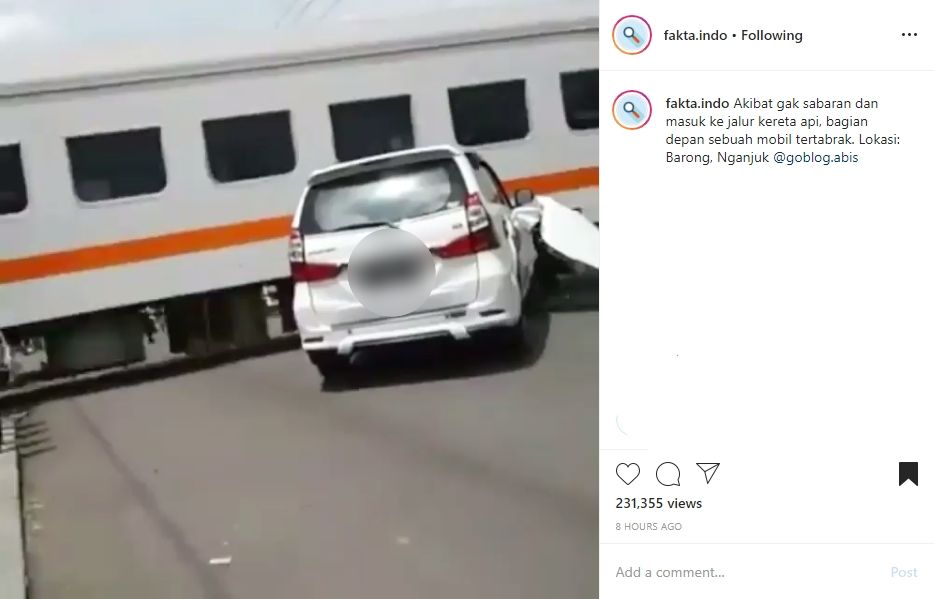 Viral moncong mobil tersambar kereta di nganjuk. (Instagram/@fakta.indo)
