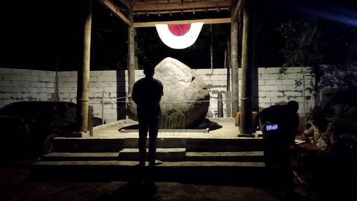 Sejumlah warga berdatangan ke lokasi Keraton Agung Sejagat yang terletak di Desa Pogung Jurutengah, Kecamatan Bayan, Kabupaten Purworejo, Senin (13/1/2020) malam. [SuaraJogja/Muhammad Ilham Baktora]