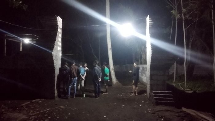 Sejumlah warga berdatangan ke lokasi Keraton Agung Sejagat yang terletak di Desa Pogung Jurutengah, Kecamatan Bayan, Kabupaten Purworejo, Senin (13/1/2020) malam. [SuaraJogja/Muhammad Ilham Baktora]