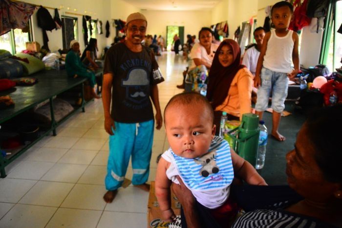 Ribuan warga kehilangan tempat tinggal mereka dan kini mengungsi di hampir 50 lokasi. [ABC Indonesia/Dicky Martias]