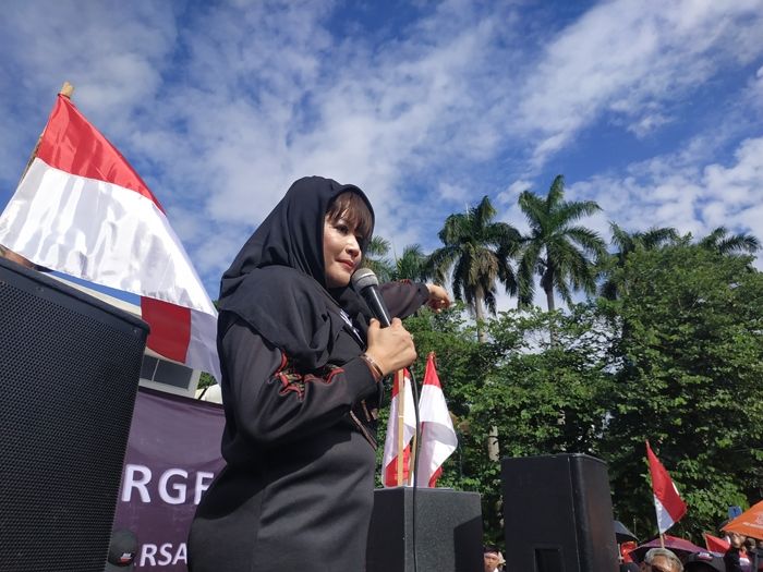 Politikus PDIP Dewi Tanjung berorasi dalam aksi demonstrasi di kawasan patung kuda Arjuna Wiwaha, kawasan Monas, Jakarta Pusat, Selasa (14/1/2020). [Suara.com/Fakhri Fuadi Muflih]