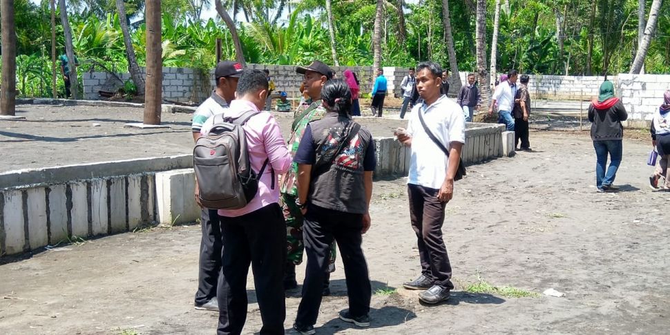 Sejumlah aparat keamanan tampak berjaga di Kerajaan Agung Sejagat yang sempat bikin geger di Purworejo, Selasa (14/1/2020). [Cesar Uji Tawakal / SuaraJogja.id]