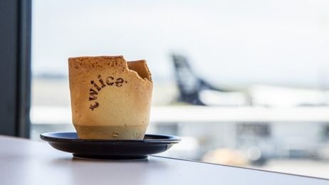 Cangkir kopi yang bisa dimakan di AirNZ. (Tourism New Zealand)