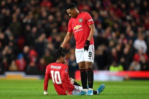 Striker Manchester United Marcus Rashford (bawah) tampak mengalami cedera saat menghadapi Wolverhampton Wanderers di Old Trafford di ajang Piala FA. Paul ELLIS / AFP