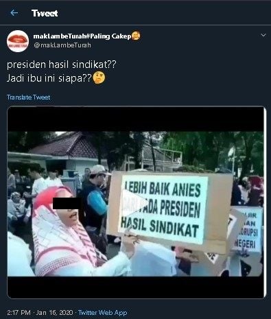 Wanita bawa poseter 'Presiden Hasil Sindikat'. (Twitter)