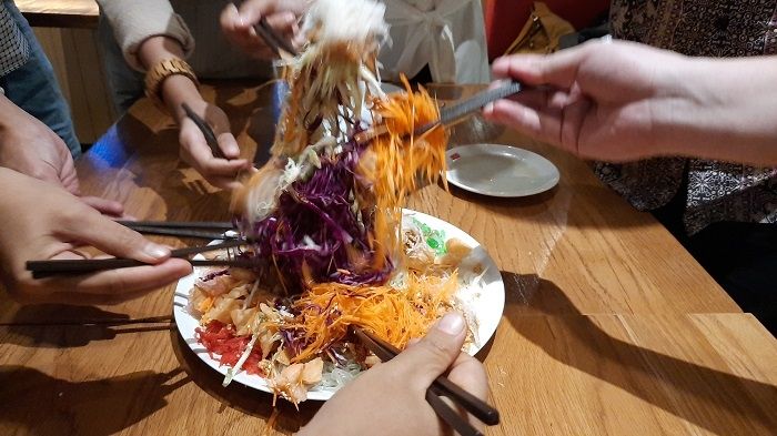 Yu Sheng salad ikan makanan khas Imlek. (Suara.com/Risna Halidi)