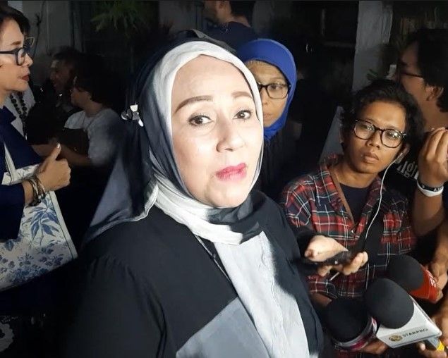 Camelia Malik di Rumah Duka Ade Irawan. (Suara.com/Herwanto)