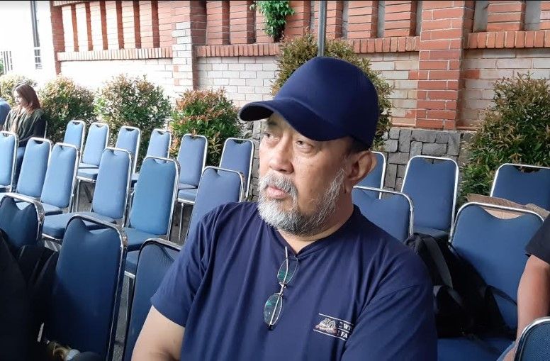 Indro Warkop di Rumah Duka Ade Irawan. (Suara.com/Herwanto)