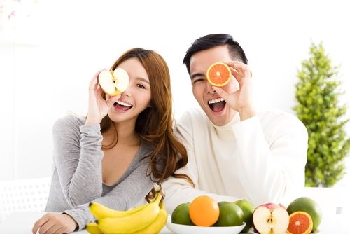 Pasangan muda bergaya hidup sehat dengan buah-buahan. (Shutterstock)