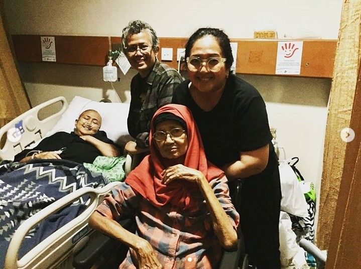 Ade Irawan bersama tiga putrinya: Dewi, Atrie dan Ria Irawan. [Instagram Dewi Irawan]