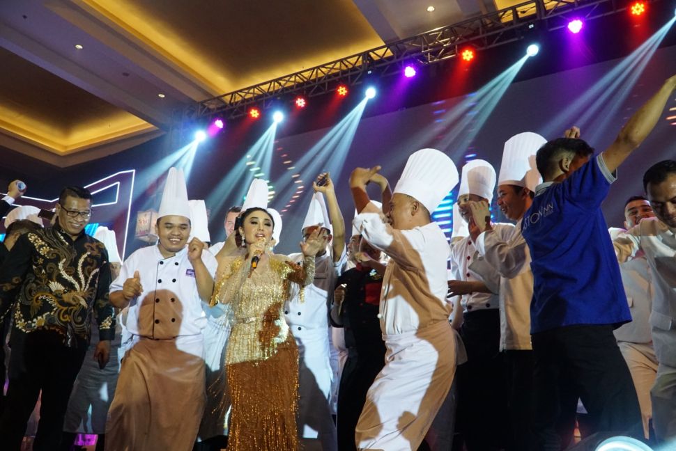 Yuni Shara Nyanyi Cendol Dawet, Pegawai Hotel Ikutan Joget. (Suara.com/Arry Saputra)