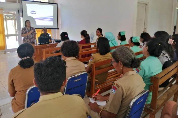 Dokter Tri Maharani (kiri) bersama pasien di RS Lembata. (ANTARA /Istimewa)