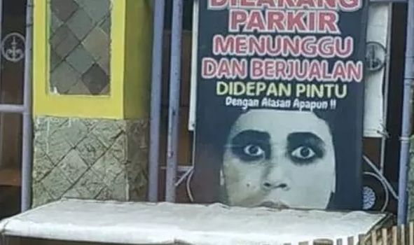 Spanduk larangan parkir yang bikin salah fokus. (Facebook)