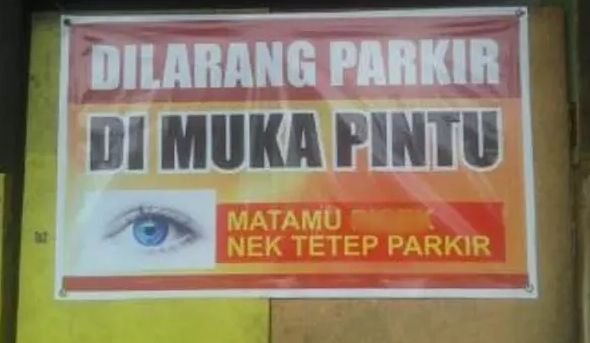 Spanduk larangan parkir yang bikin salah fokus. (Facebook)